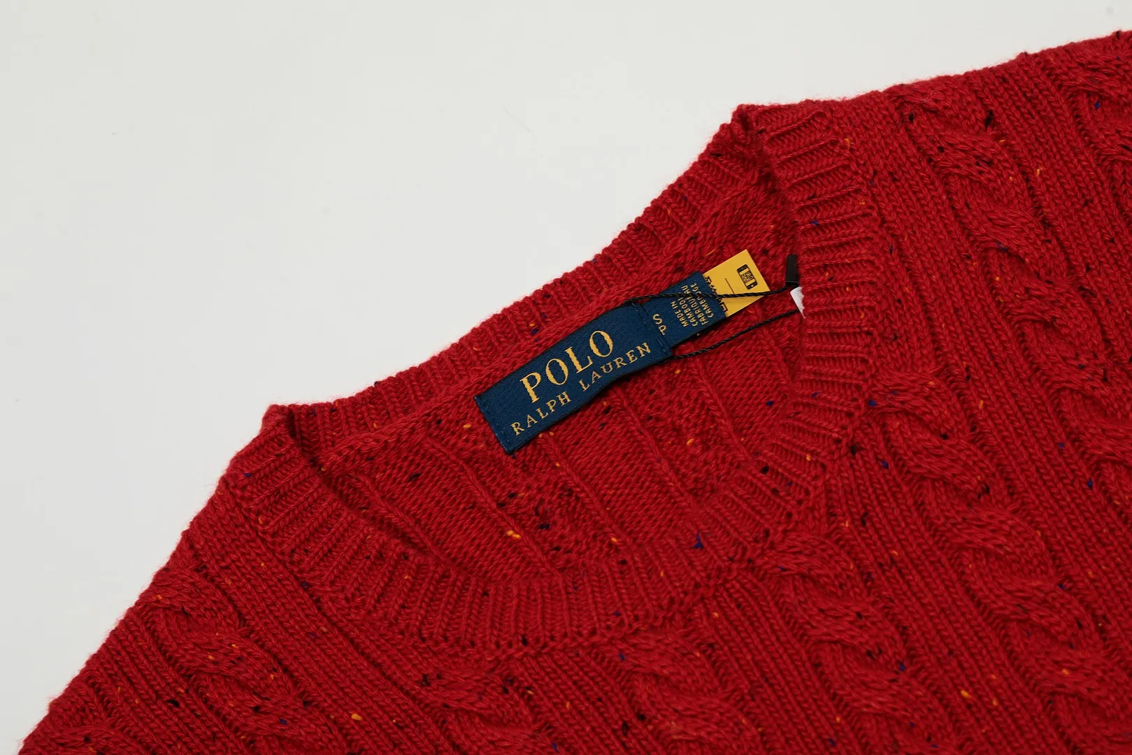 🅿️220 "Top quality" Style number: DS028# [Ralph Lauren wool blended pony embroidered logo twist knitted sweater] ✅Ralph Lauren gradient multi-color dot versatile couple style knitted round neck pullover sweater ✅15% merino cotton wool 85% wool blended custom laser buttons ✅Clean and clear texture ✅ZP quality 1:1 version Scan the code to enter the GF website Counter quality ✅Details and quality are the only one in Guangzhou. Imported quality wool. Focus on high-end. Cost-effective. Needless to say good quality. ✅Restore the original version. The maximum size can be worn up to 180 pounds. Loose, comfortable and stress-free. ✅The upper body is simple and easy to put on. A must-have item for ootd. Good-looking clothes are never picky. A must-have in couples' wardrobes. Size: S-L. Color: Navy blue, light blue, off-white, gray, Christmas red.
